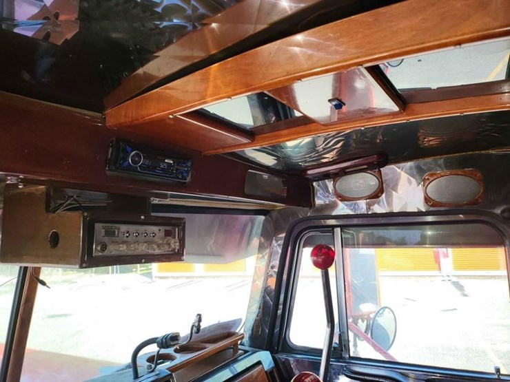 1990-peterbilt-379-image-4