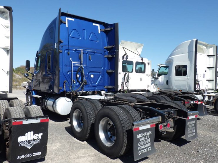 2021-freightliner-cascadia-126-image-9