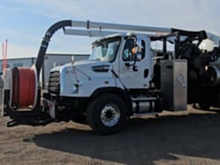 2015-freightliner-114sd-image-5