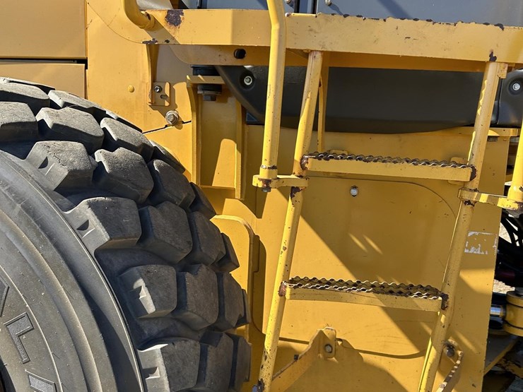 2003-deere-824j-image-42