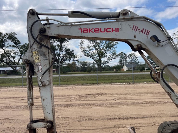 2020-takeuchi-tb240-image-21