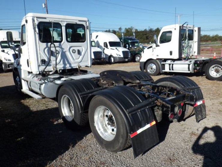 2019-freightliner-cascadia-113-image-8