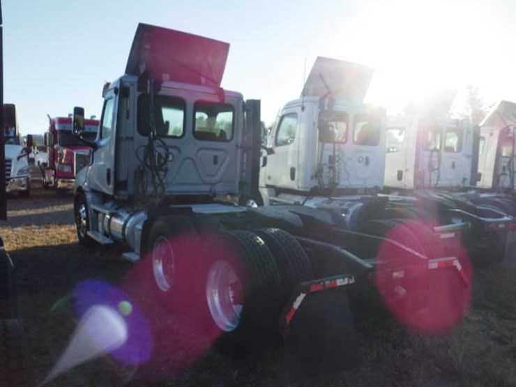 2020-freightliner-cascadia-126-image-9