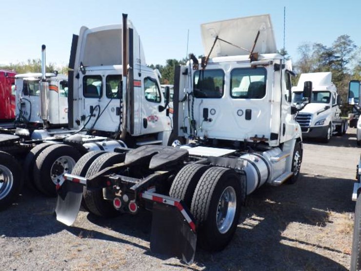 2017-freightliner-cascadia-113-image-4