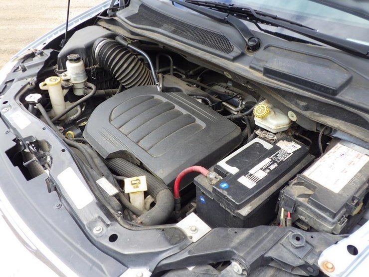 2013-chrysler-town-&-country-image-11