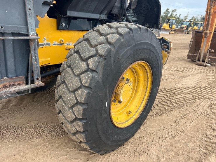 2018-deere-344l-image-16