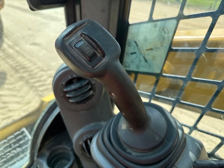 2016-caterpillar-259d-image-30