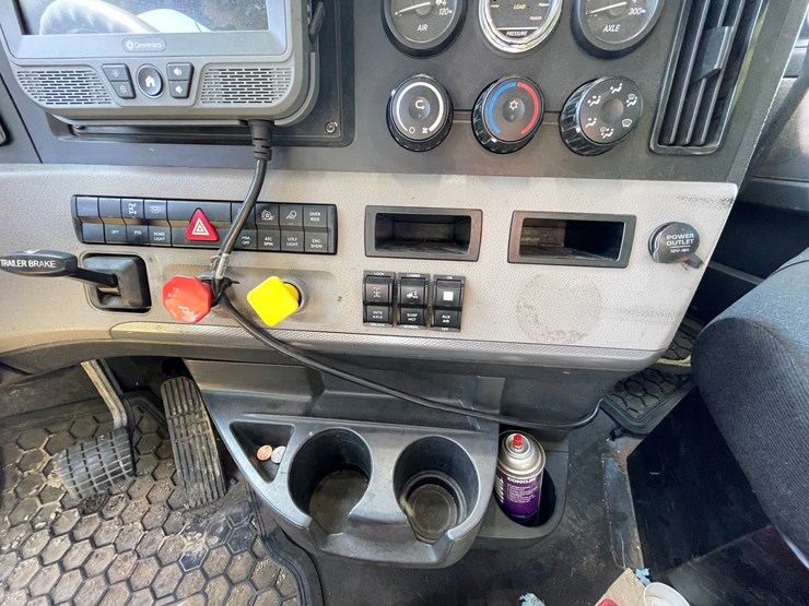 #1666-•-2019-freightliner-cascadia-semi-tractor-(title-in-delay)-image-31