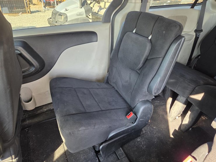 2011-dodge-grand-caravan-image-38