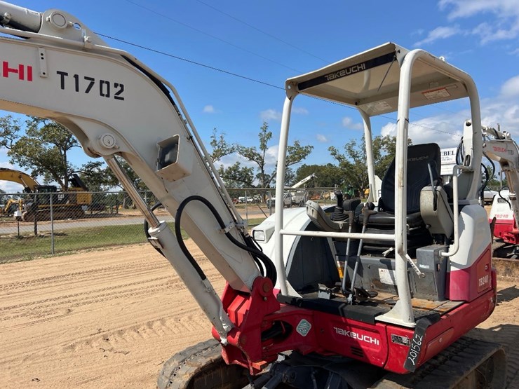 2018-takeuchi-tb240-image-21