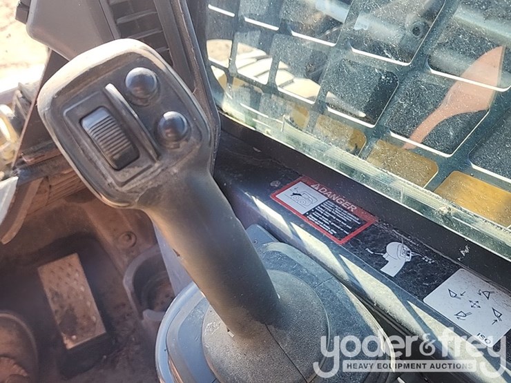 2010-deere-332d-image-26