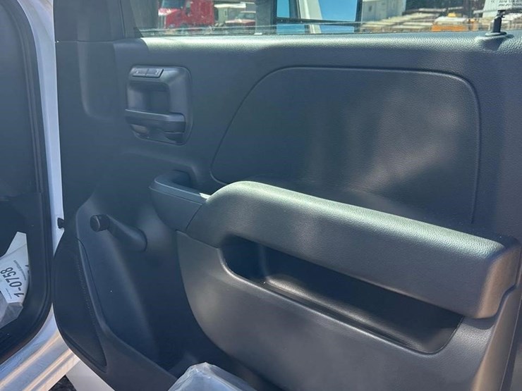 2023-chevrolet-silverado-6500hd-image-40