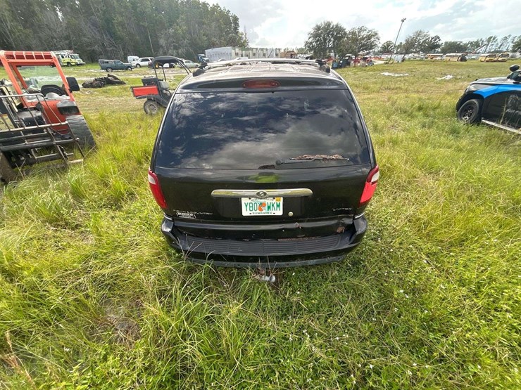 2005-chrysler-town-&-country-image-10