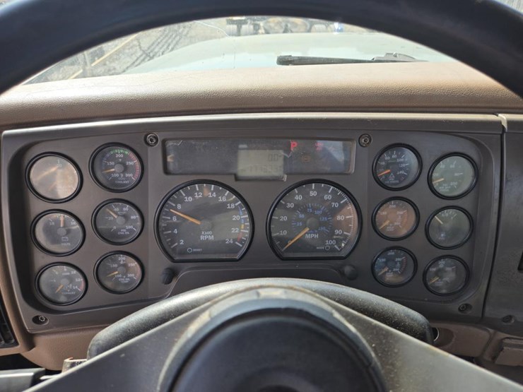 2005-mack-cl733-image-56