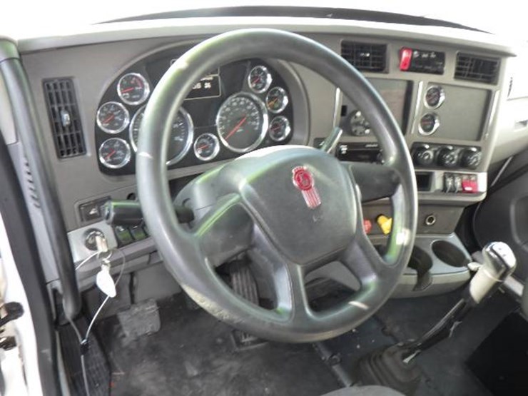 2016-kenworth-t680-image-10