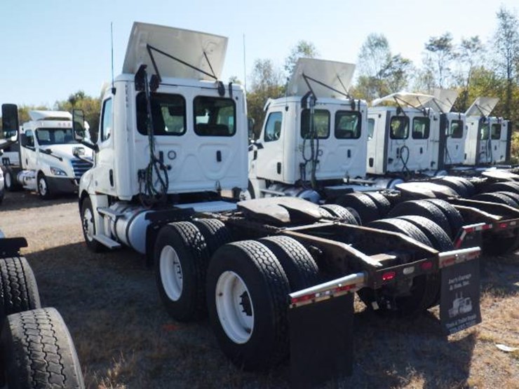 2018-freightliner-cascadia-126-image-8
