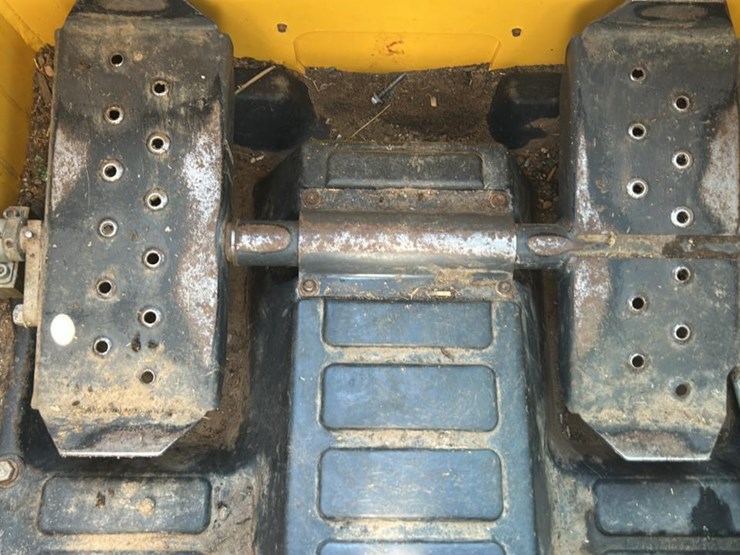 2011-new-holland-l215-image-45