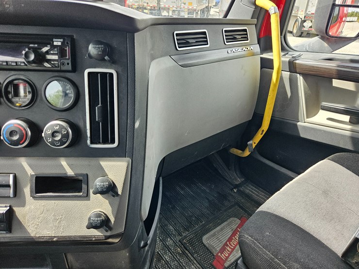 2019-freightliner-cascadia-126-image-56