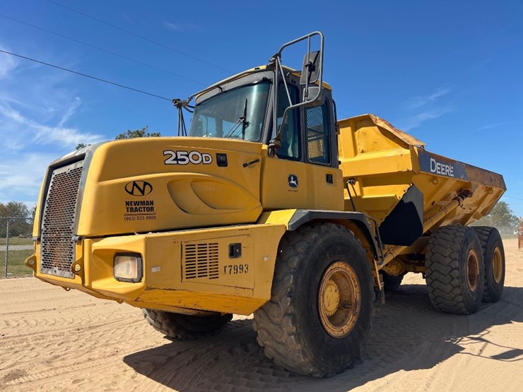 2006-deere-250d-image-8
