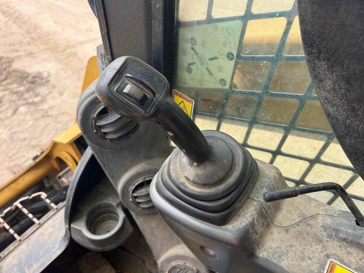2019-caterpillar-259d-image-28