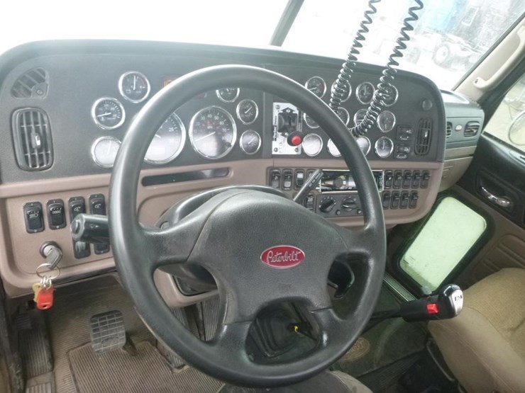 2012-peterbilt-389-image-16