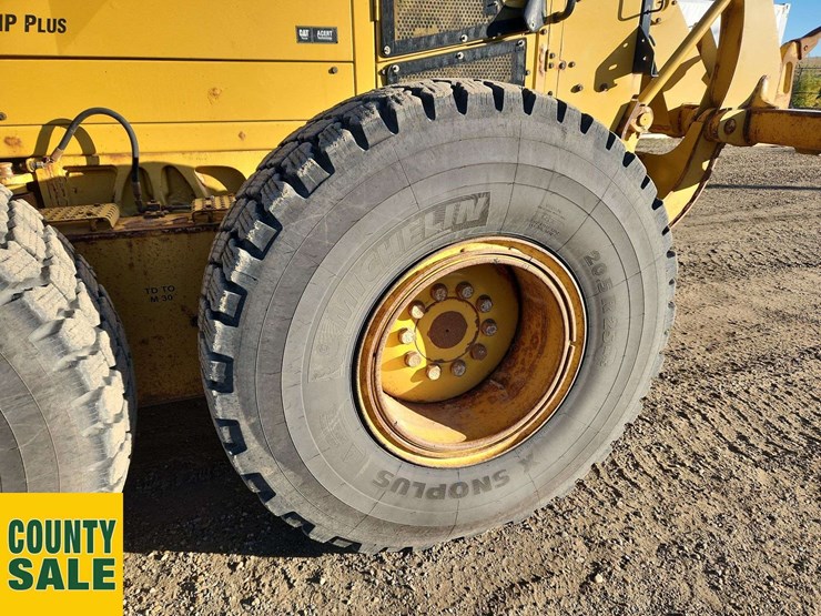 2015-caterpillar-14m-image-29