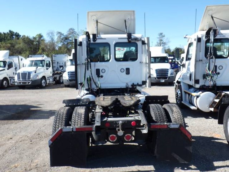 2017-freightliner-cascadia-113-image-5