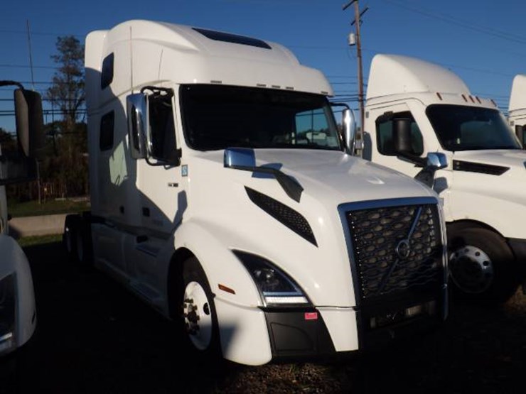 2022-volvo-vnl-860-image-3