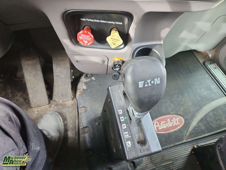 2014-peterbilt-384-image-23