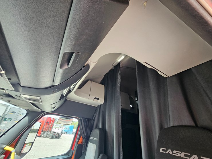 2019-freightliner-cascadia-126-image-54