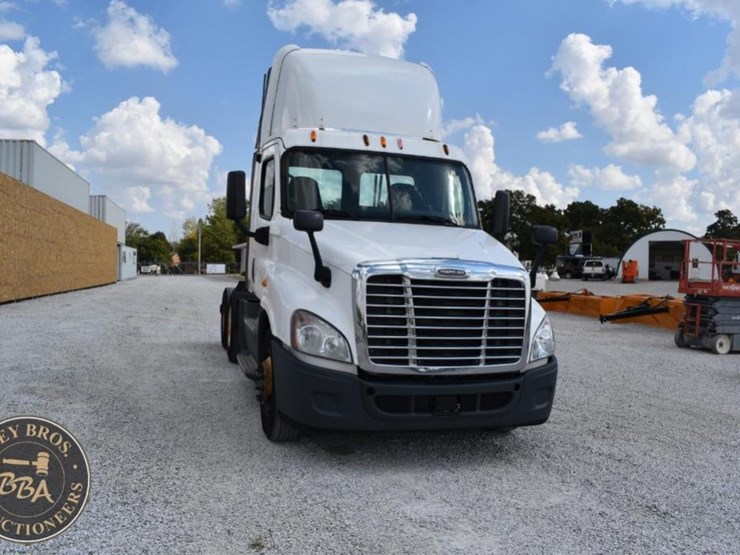 2015-freightliner-cascadia-125-image-11