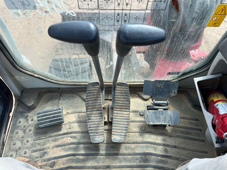 2020-takeuchi-tb240-image-32