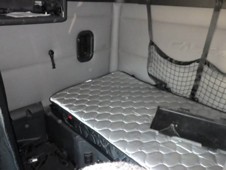 2019-freightliner-cascadia-126-image-12