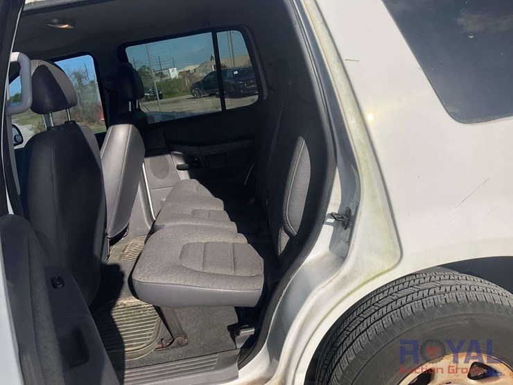 2005-ford-explorer-image-21