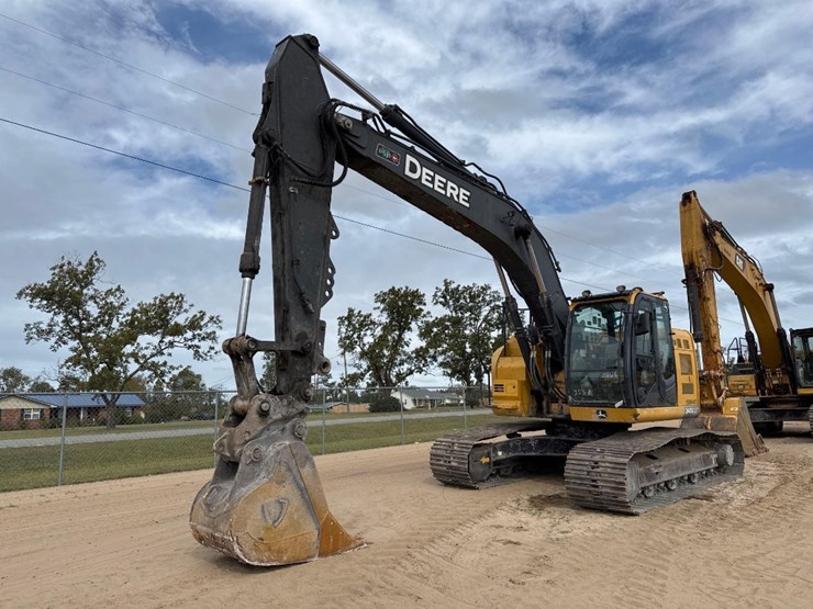 deere-245g-lc-image-2