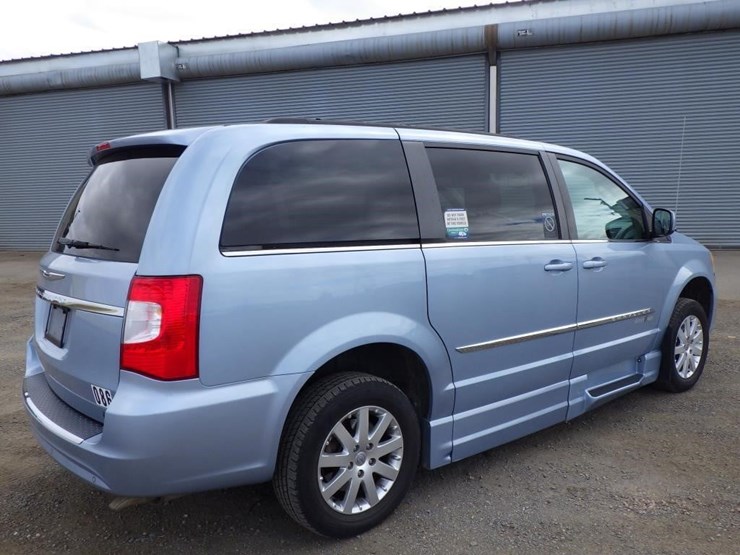 2013-chrysler-town-&-country-image-3