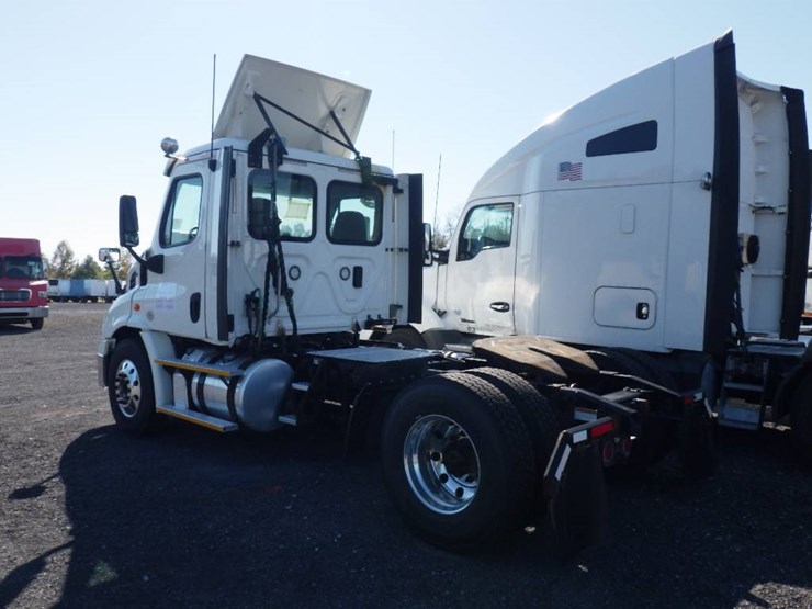 2017-freightliner-cascadia-113-image-5