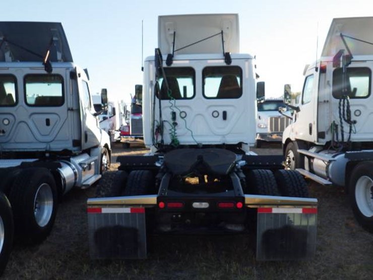 2020-freightliner-cascadia-126-image-6