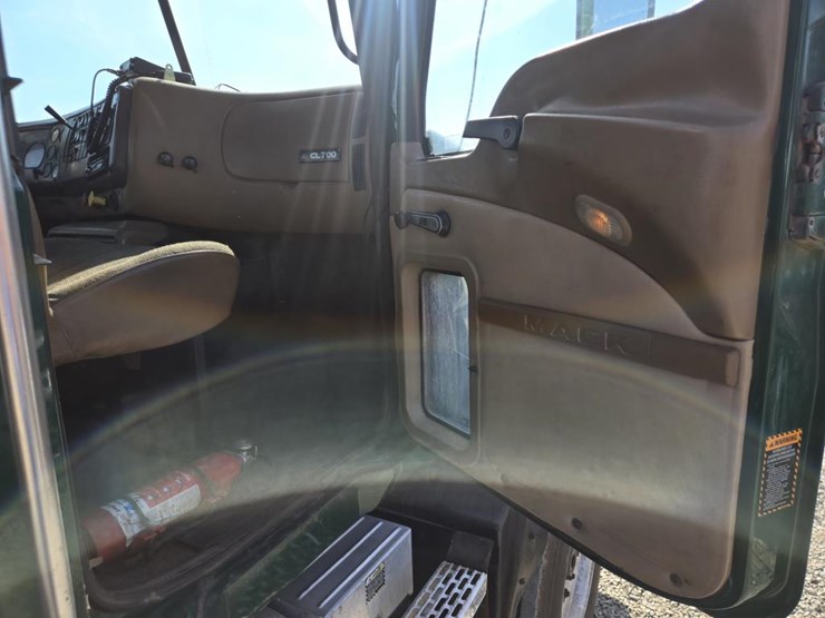 2005-mack-cl733-image-48