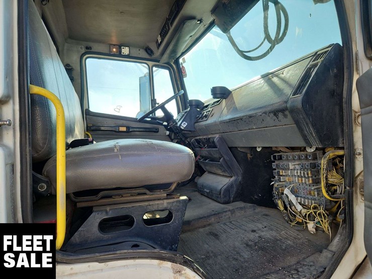 2001-freightliner-fl80-image-19