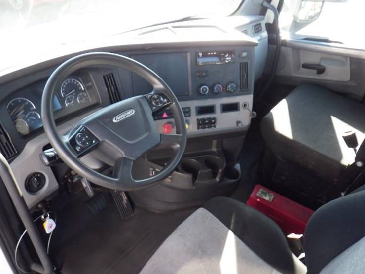 2018-freightliner-cascadia-126-image-9