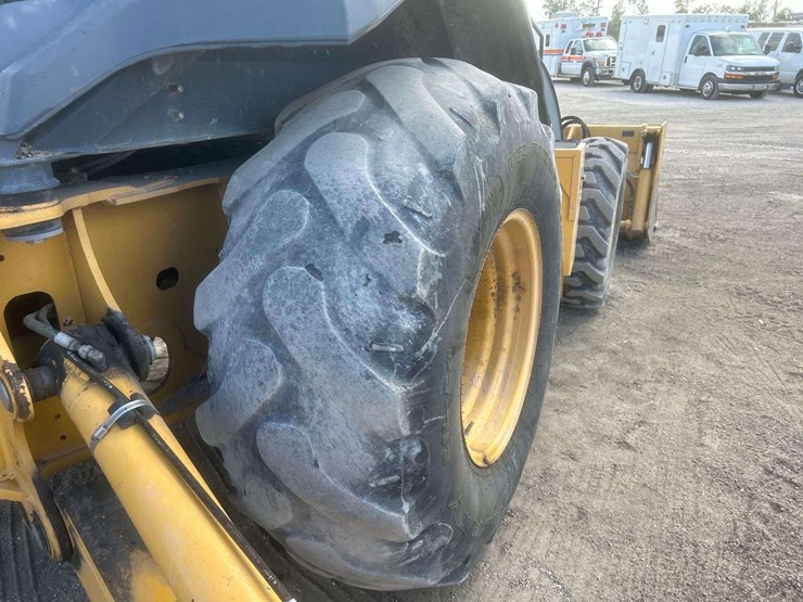 2015-deere-410l-image-9