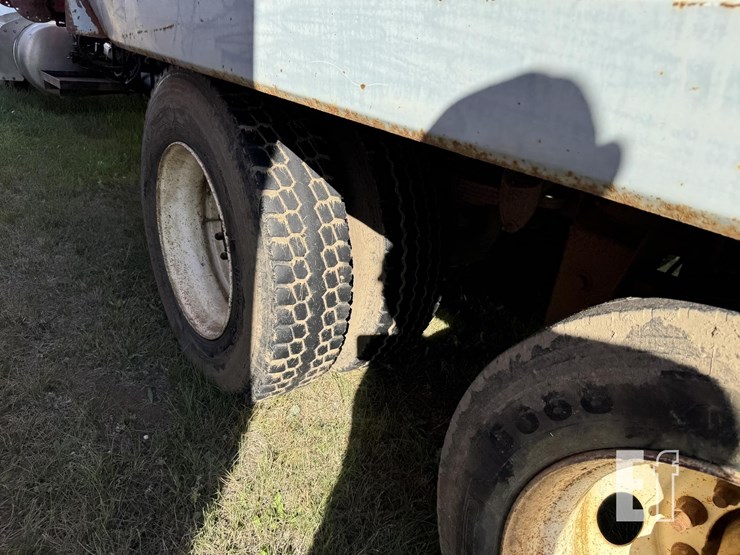 2005-peterbilt-335-image-11