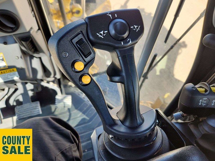 2020-caterpillar-150-awd-image-18