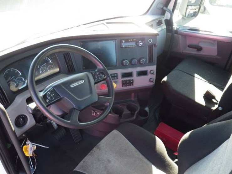 2018-freightliner-cascadia-126-image-10