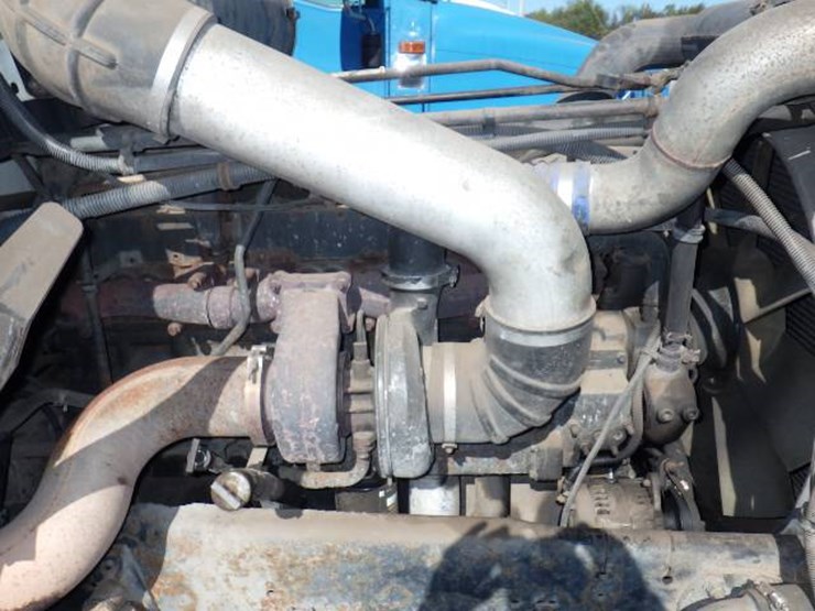 2001-freightliner-fld120-image-13