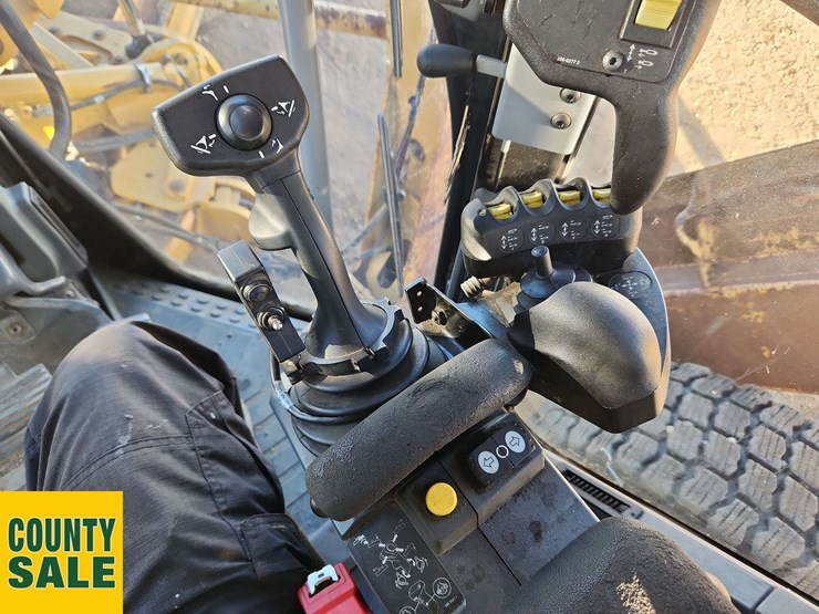 2015-caterpillar-14m-image-15