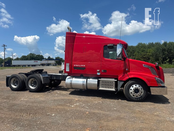 2013-volvo-vnl64t630-image-4