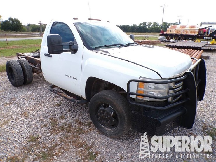 2013-chevrolet-3500hd-image-2