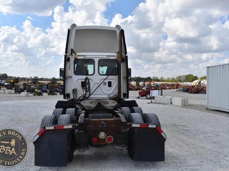 2015-freightliner-cascadia-125-image-5